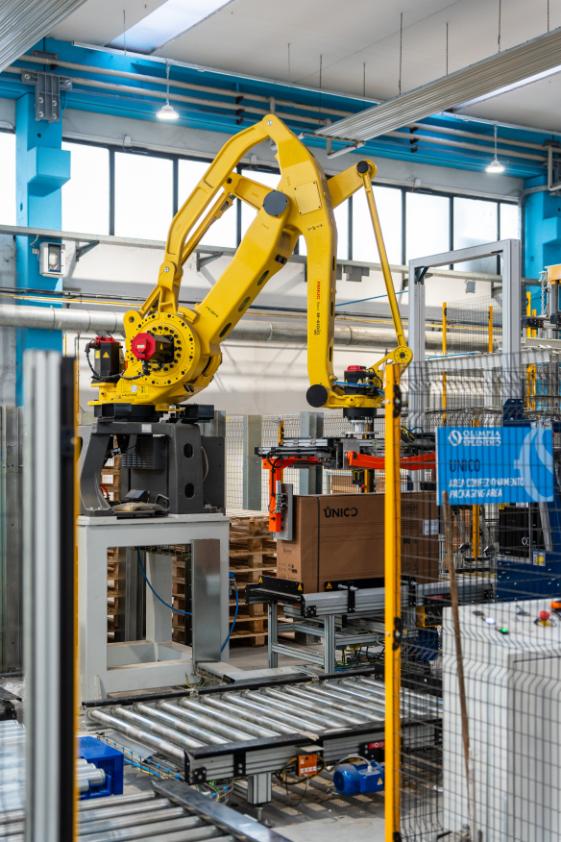 Robot industrial mentre imballa in autonomia il prodotto finito a fine line