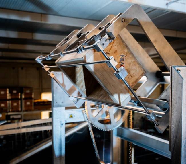 Cassetta mentre viene svuotata dall’elevatore industriale Movin per trasferire la polvere da produrre all’interno dell’impianto di miscelazione