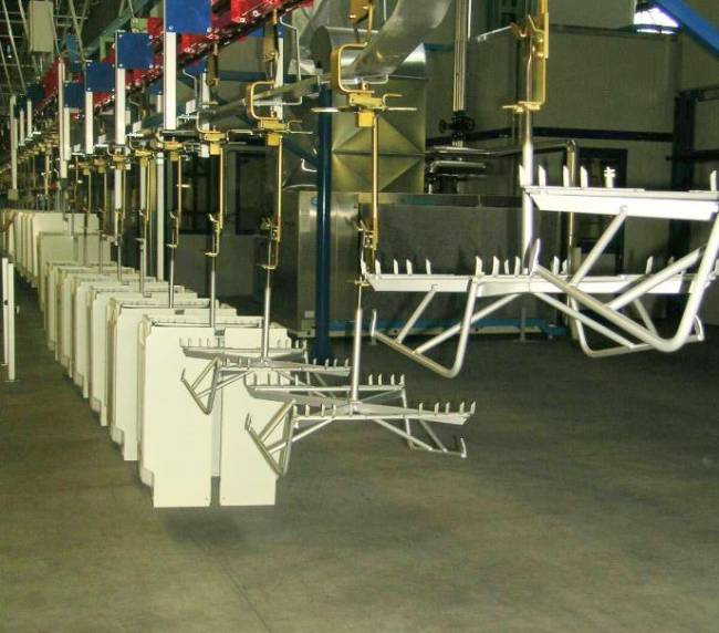 Convogliatore aereo Movin mentre movimenta le lamiere del settore elettrodomestico all’interno del processo di veniciatura