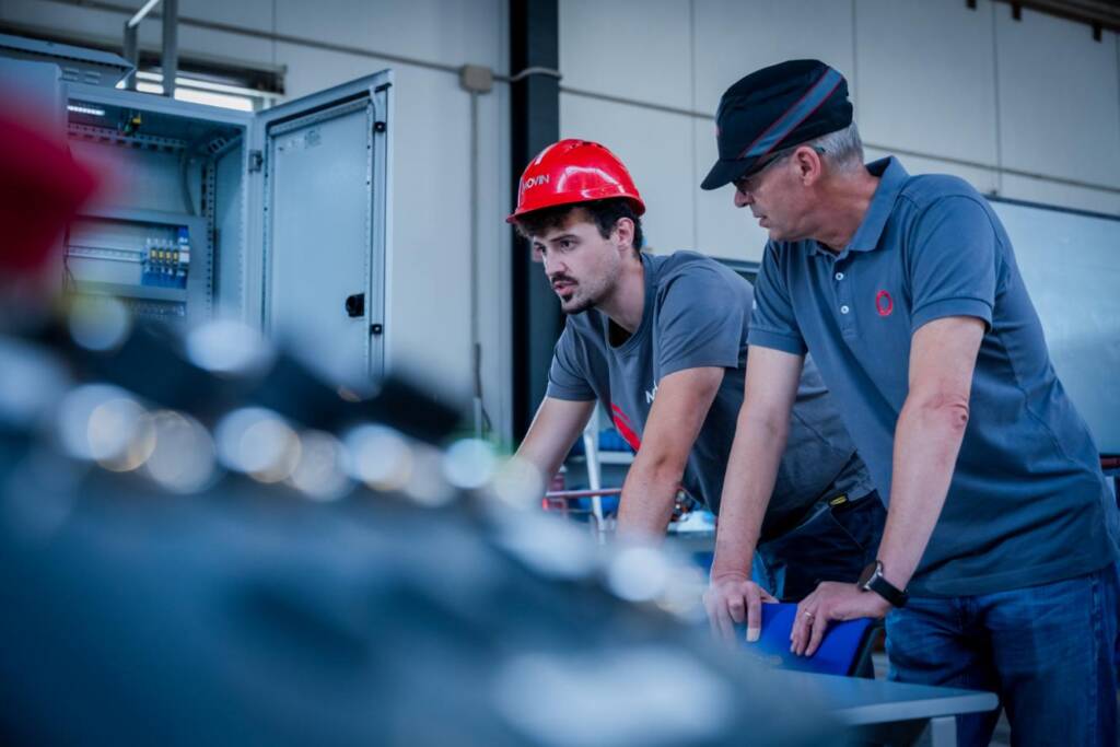 Tecnici specializzati impiegati nel testing del quadro electrical di una macchina con automation industrial realizzato e progettato internamente da Movin