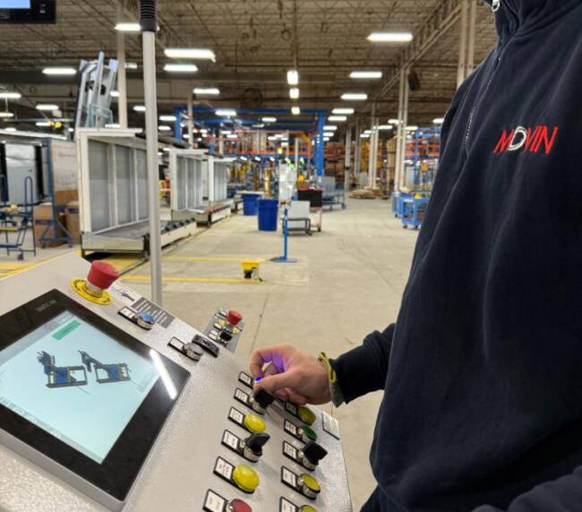 Operatore Movin mentre effettua il testing della line di assembly per i banchi frigo comandando lu2019system tramite HMI Movin
