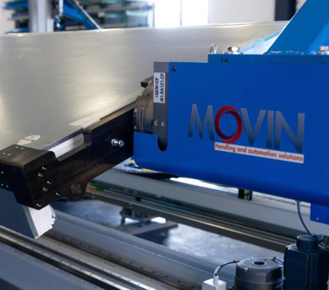 Manipolatore progettato e realizzato da Movin con pinza automatica mentre movimenta il pannello sandwich schiumato utilizzato per lu2019assembly dei banchi frigo