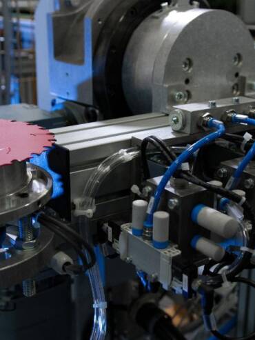 Asse Movin con manipolatore a ventosa utilizzato per il cambio lato della lama circolare durante il processo di verniciatura e serigrafia