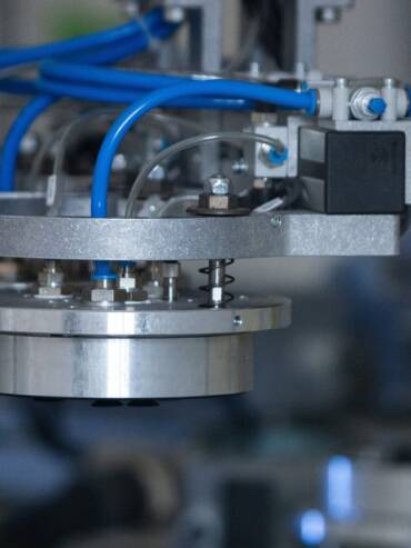 Manipolatore a ventosa per la movimentazione di lame da taglio circolari durante il processo di verniciatura e serigrafia