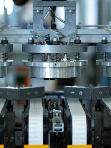 Mano di presa a ventosa robotizzata per la movimentazione delle lame circolari prelevandole dai nastri trasportatori durante il processo di verniciatura e serigrafia delle lame circolari