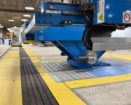 Line di assembly progettata e realizzata da Movin con stazioni di assembly e macchine con automation per la produzione di banchi frigo