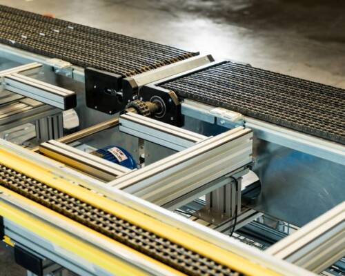 Nastro trasportatore a catene per la handling di banchi frigo di diverse dimensioni lungo la line di assembly Movin