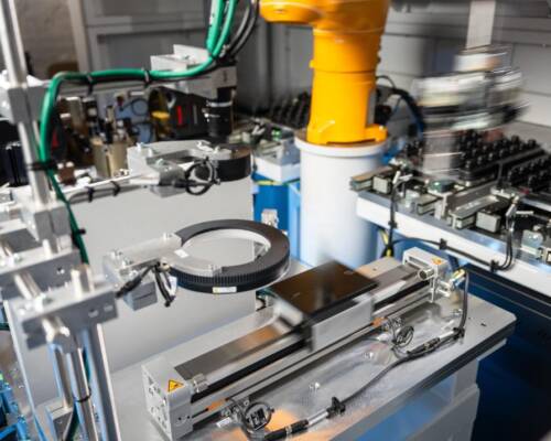 Cella di collaudo Movin mentre effettua il controllo dimensionale del componente senza contatto con una tolleranza del micron