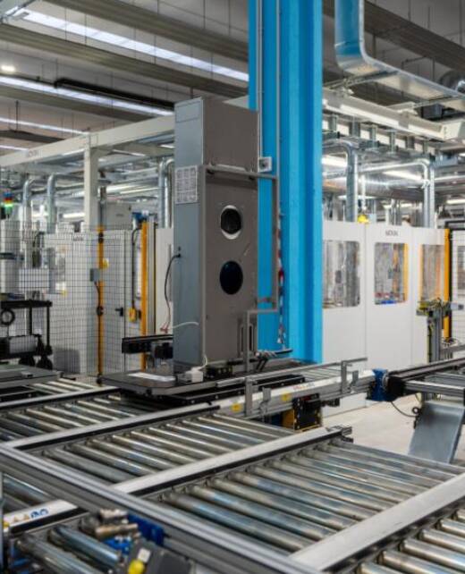 Baie di carico gas refrigerante automatiche all’interno della linea di produzione di prodotti HVAC movimentati su sistemi di trasporto conformi alla normativa ATEX.