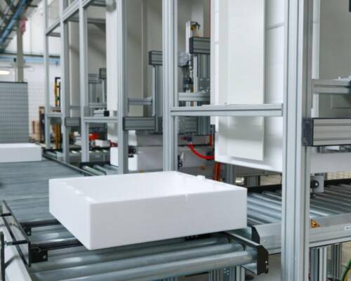 Magazzino delle basi imballo in polistirolo o cartone per l’imballo dell’elettrodomestico assemblato lungo la linea di produzione