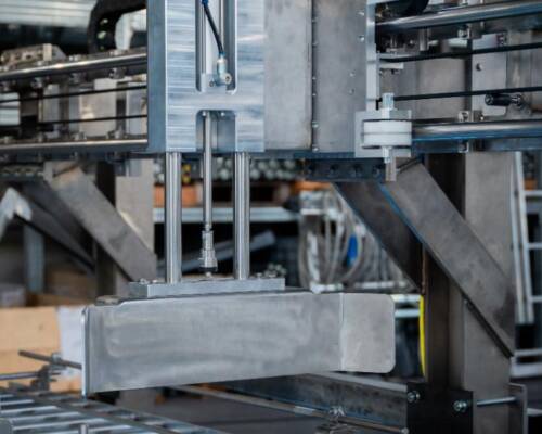 Spintore elettrico progettato da Movin per trasferire cassette movimentate su diversi trasportatori a rulli motorizzati in zona ATEX