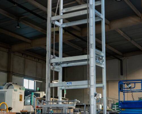 Elevatore industriale progettato per il ribaltamento delle cassette per permettere di rovesciare le polveri nel miscelatore durante il processo di miscelazione polveri