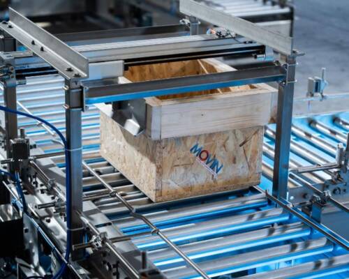 Cassetta che contiene polveri mentre viene movimentata su rulliera progettata da Movin e composta da rulli motorizzati pieni, antistatici e dissipativi adeguati all’ambiente ATEX