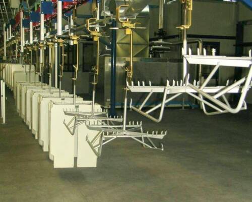 Convogliatore aereo Movin mentre movimenta le lamiere del settore elettrodomestico all’interno del processo di veniciatura