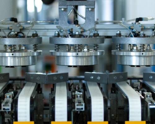 Mano di presa a ventosa robotizzata per la movimentazione delle lame circolari prelevandole dai nastri trasportatori durante il processo di verniciatura e serigrafia delle lame circolari