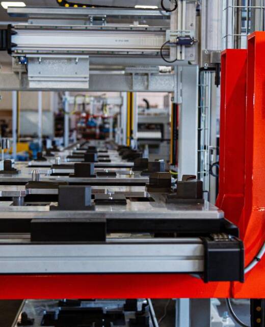 Elevatore per il cambio pallet tecnologico necessario per la fase di test elettrico dell’elettrodomestico lungo la linea di assemblaggio e produzione di forni e microonde