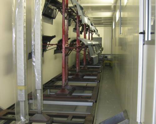 Paraurti automotive durante la movimentazione all’interno di un impianto di verniciatura con sistema di movimentazione Movin