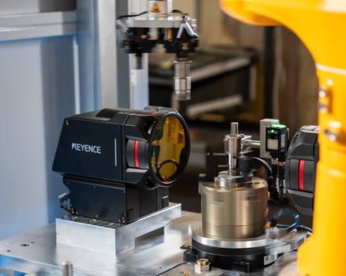 Cella di collaudo Movin mentre effettua la verifica dimensionale e superficiale del pezzo a fine processo produttivo attraverso visione artificiale e robot industriale